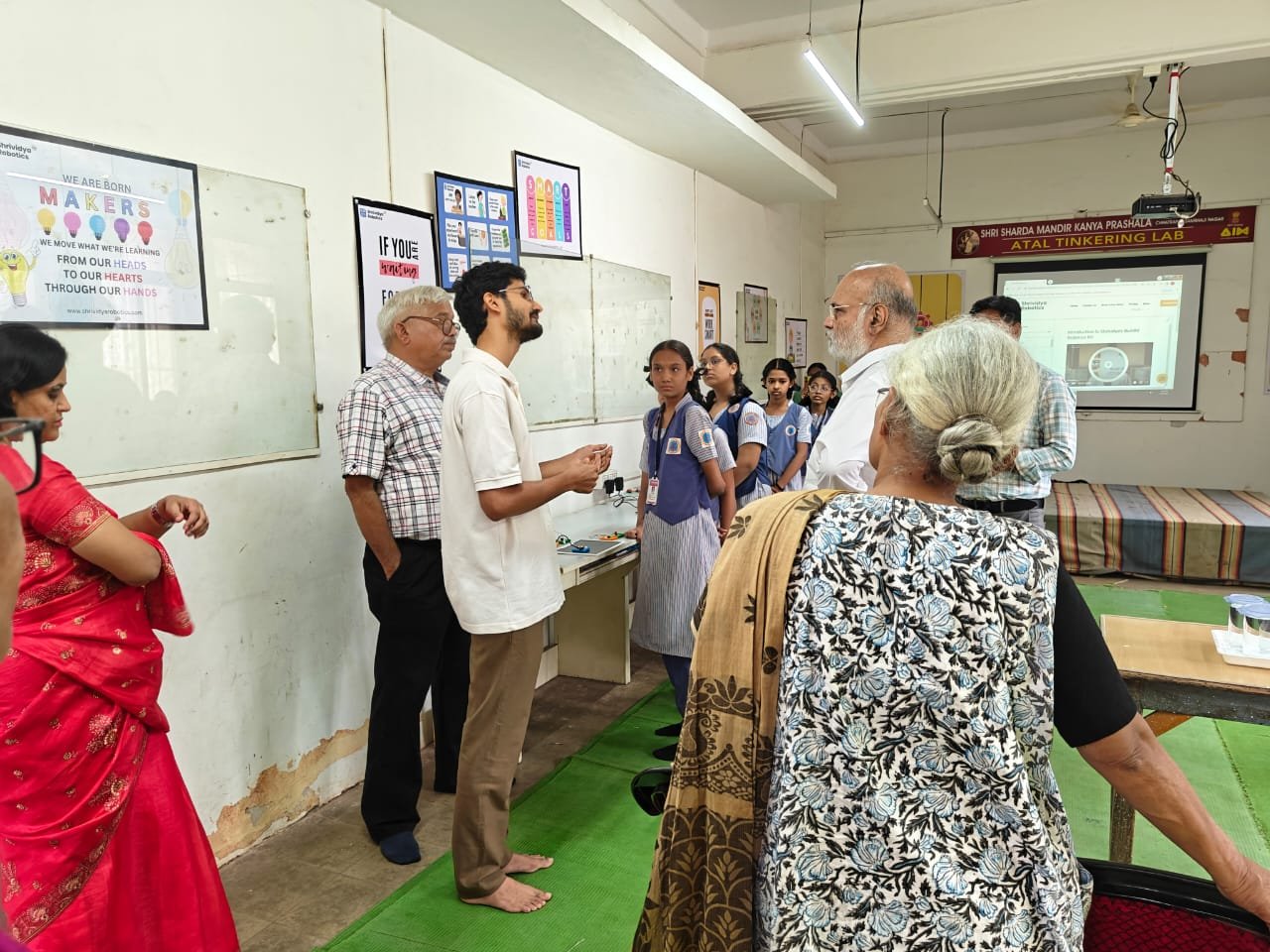 रोबोटिक्स लॅब चे फोटो (2)