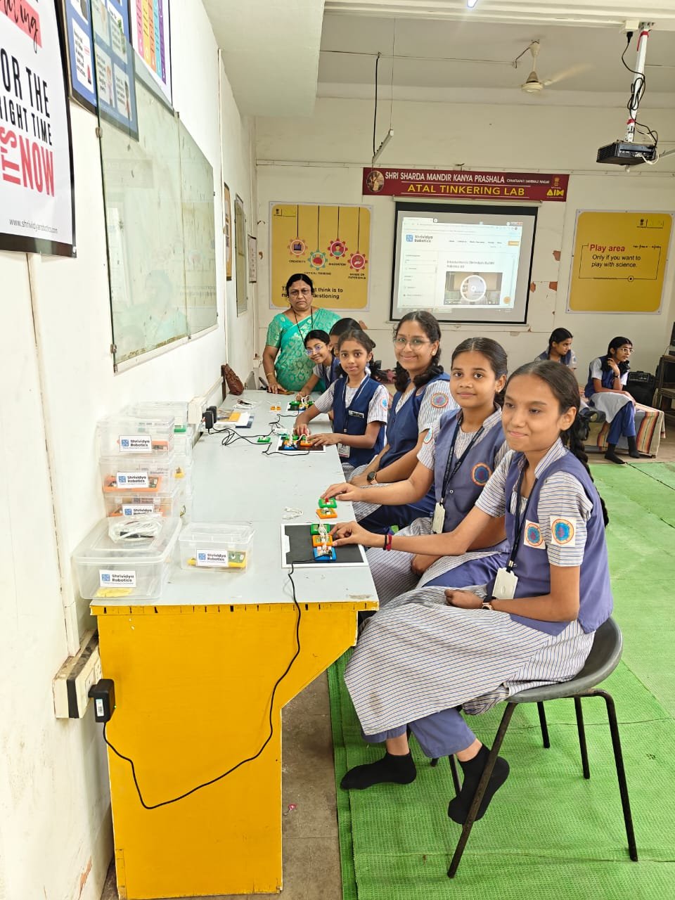 रोबोटिक्स लॅब चे फोटो (3)