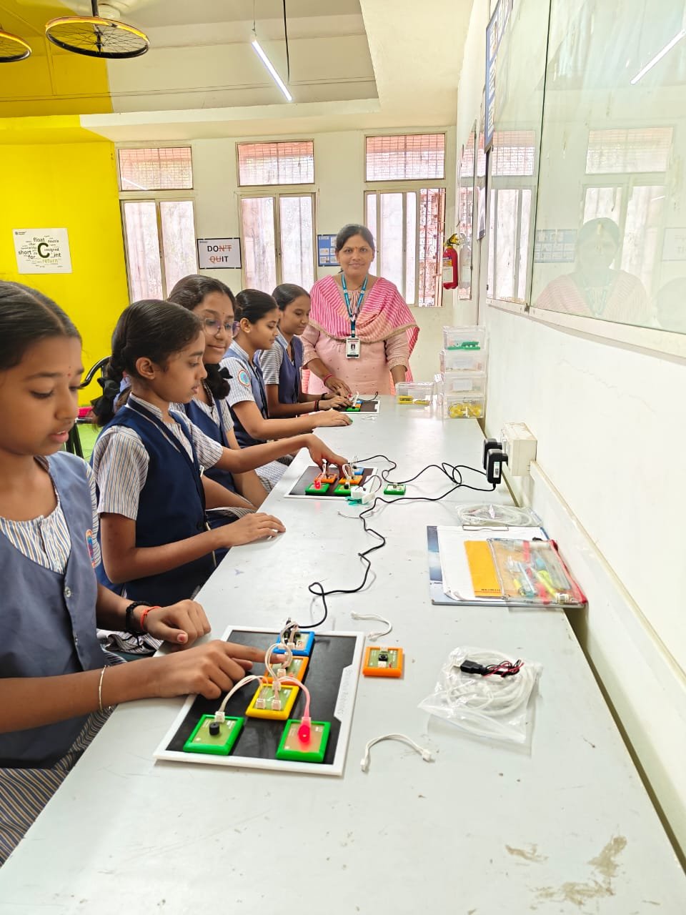 रोबोटिक्स लॅब चे फोटो (6)